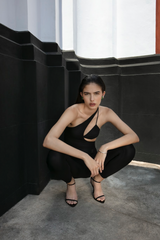 modelo con bodysuit negro y pantalon negro look completo negro, tacones, comodidad, modelo de pelo lacio peinado para atras con look negro, look de ciudad