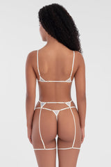 Demi, suspensorio, sensual, delicado, tirantes, ajustable, transparente, elegante, modelo morena, pelo chino, fondo blanco, look completo, parte de atras.