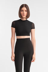 Crop top, negro, malla, forrado, transparente, cómodo, versátil, básico, sensual, modelo pelo corto, fondo blanco, look completo, parte delantera