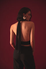 Halter top, cruzado, envolvente, cintura, pecho, forrado, versátil, elegante, modelo pelo corto, fondo rojo, look completo, parte de atras