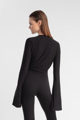 Bodysuit, viscosa, elástico, escote drapeado, cowl, jeans, pantalón, elegante, negro, suave, pelo lacio, look de atras