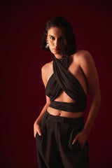 Halter top, cruzado, envolvente, cintura, pecho, forrado, versátil, elegante, modelo pelo corto, fondo rojo, look completo, parte delantera