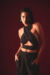 Halter top, cruzado, envolvente, cintura, pecho, forrado, versátil, elegante, modelo pelo corto, fondo rojo, look completo, parte delantera