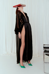 Bata,  fluida,  seda,  elegante,  seductora,  glamorosa,  interior,  exterior,  negro,  femenina, editorial, look completo