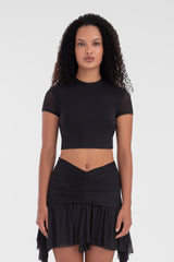 Crop top, negro, malla, forrado, transparente, cómodo, versátil, básico, sensual, modelo pelo chino, fondo blanco, look completo, parte delantera