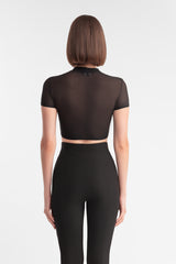 Crop top, negro, malla, forrado, transparente, cómodo, versátil, básico, sensual, modelo pelo corto, fondo blanco, look completo, parte delantera