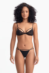 Demi, Triangle Bra, Tirantes, Negro, Japonés, Delicado, Geométrico, Femenino, Suave, Modelo morena, Fondo blanco, Look completo