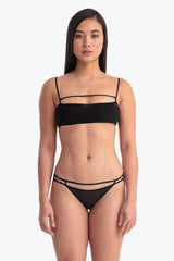 Demi, Bandeau, Suave, Japonés, Semi-sheer, Tirantes, Horizontal, 90s, Elegante, Modelo asiatica, Fondo blanco, Look completo, Parte frontal.