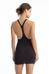 modelo con bodysuit negro y mini falda negra, look de verano,  bodysuit negro, mini falda negra, modelo de pelo chino con look negro, look de playa