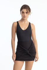 modelo con bodysuit negro y mini falda negra, look de verano,  bodysuit negro, mini falda negra, modelo de pelo chino con look negro, look de playa
