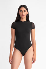 Cómodo, básico, bodysuit, manga corta, forrado, transparente, espalda, versátil, combinable, esencial, modelo pelo largo y negro