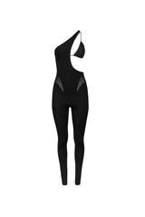 modelo con bodysuit negro y pantalon negro, look completo negro, tacones, comodidad, modelo de pelo lacio peinado para atras con look negro, look de ciudad